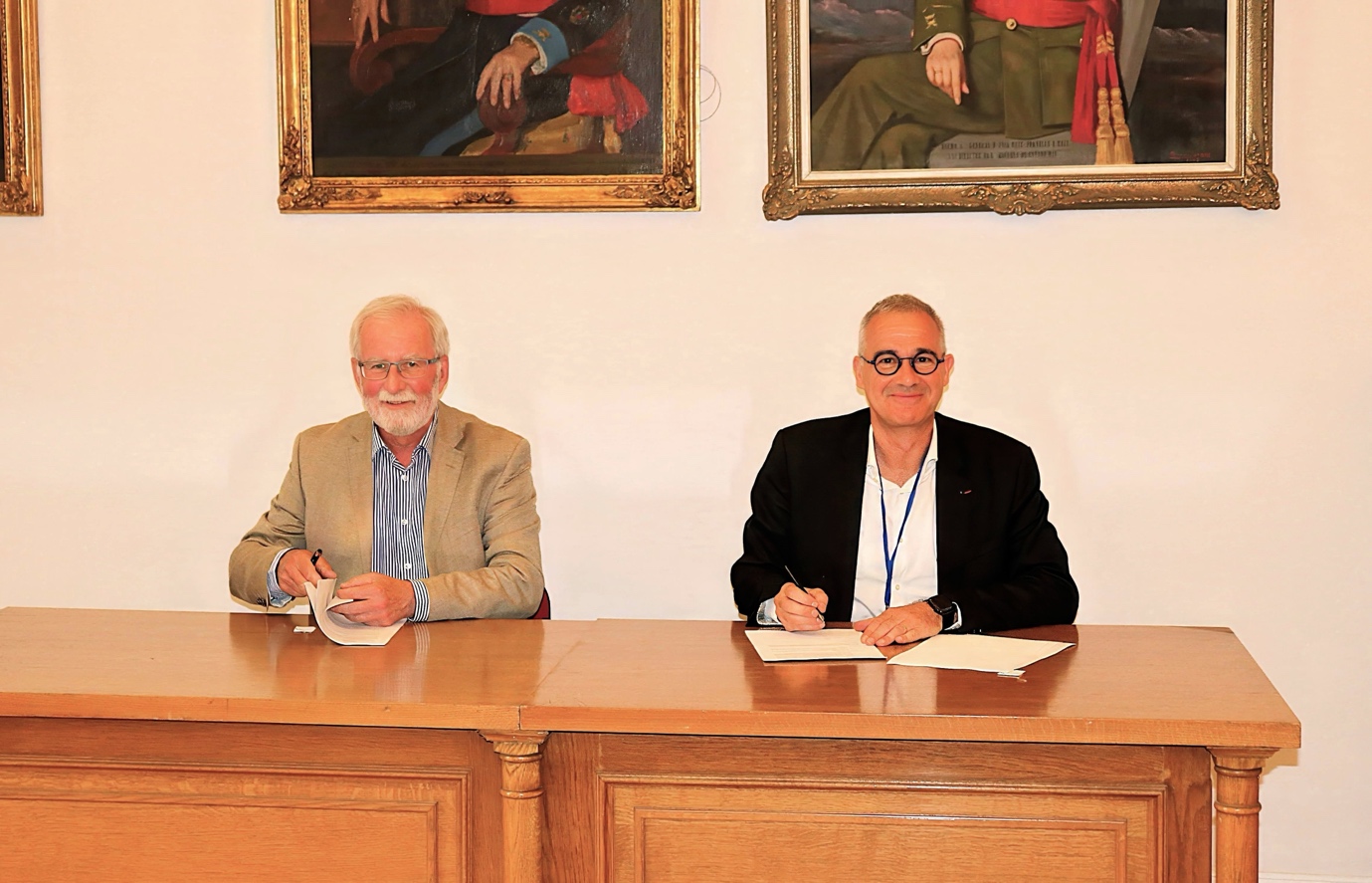 Air Commodore (retd.) John Thomas, President of Euro-ISME and Col. (retd.) Jean-Marc Vesco, Chief Executive Officer at C&V Defence in Madrid signing the Memorandum of Understanding creating the Benoit Royal Award for Ethics in Defence.